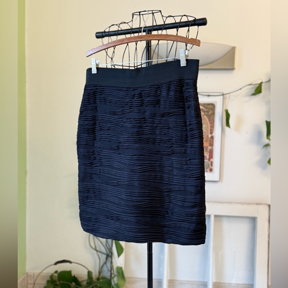 Vintage Y2K H&M black skirt, textured, lined, stretchy